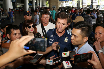 Vừa đến Việt Nam, HLV U20 Argentina đưa U20 chủ nhà lên mây
