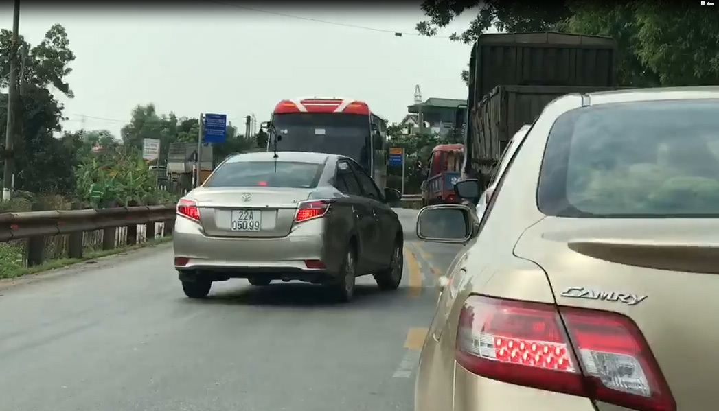 Ô tô con chạy lấn làn bị tài xế xe khách 'dạy' bài học nhớ đời
