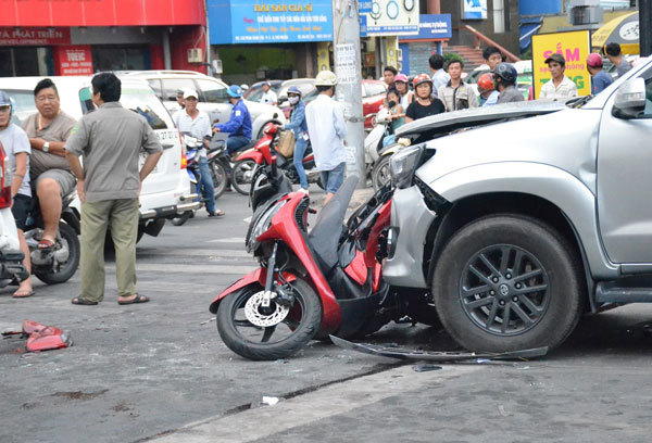3 ô tô tông liên hoàn ép xe máy SH, 1 người bị thương nặng