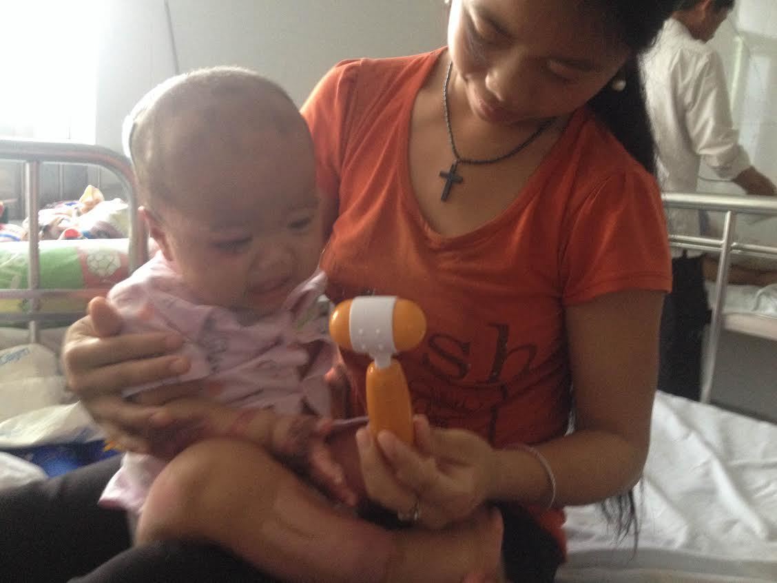 Bé Mùa Thị Nú bị bỏng bếp lửa đã qua cơn nguy kịch