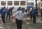 Thầy giáo già nhảy múa vui nhộn theo bài "Đàn gà con"