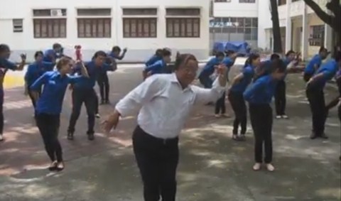 Thầy giáo già nhảy múa vui nhộn theo bài