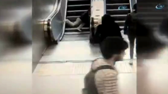 Bé 9 tuổi bị thang cuốn 