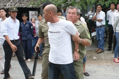 Dân phòng dùng dùi cui đánh 2 thanh niên bị còng tay