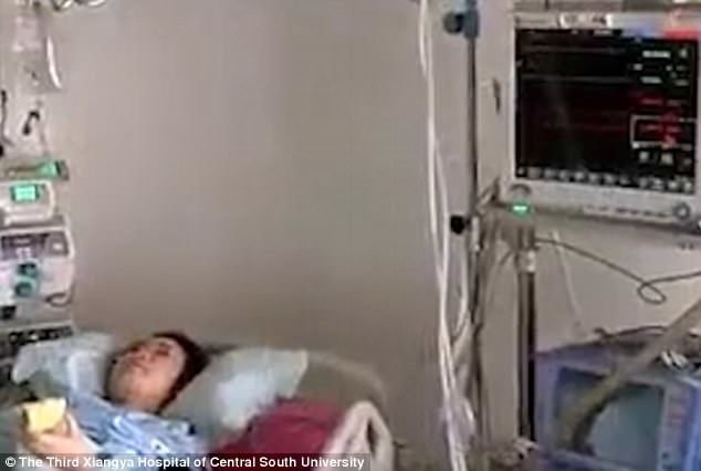 Kỳ lạ cô gái tim ngừng đập vẫn ăn táo, trò chuyện