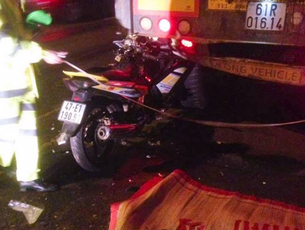 Tông vào đuôi xe đầu kéo, chiến sĩ công an tử vong tại chỗ