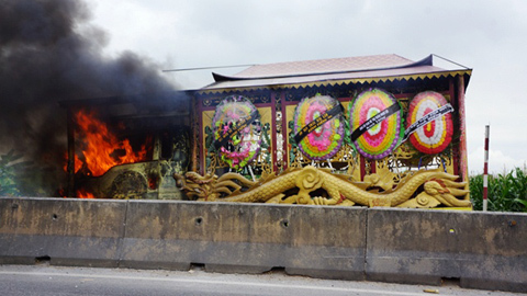 Cháy xe tang, cả nhà náo loạn