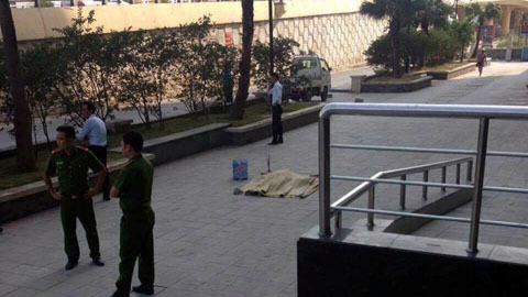 Người phụ nữ rơi từ tầng 5 chung cư ở Hà Nội