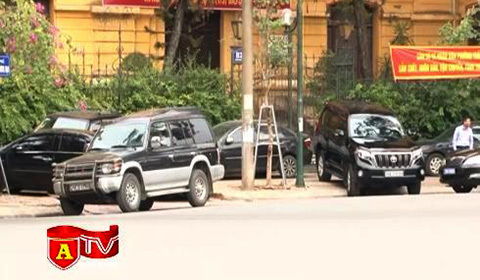 để đồ trong xe