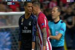 Trêu tức chủ nhà, Ronaldo suýt bị Torres cho ăn đòn