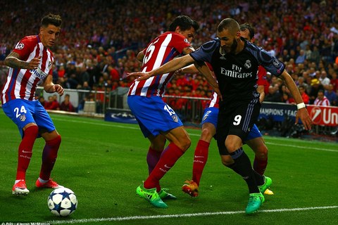 Pha qua người kinh điển của Benzema khiến Atletico vỡ vụn