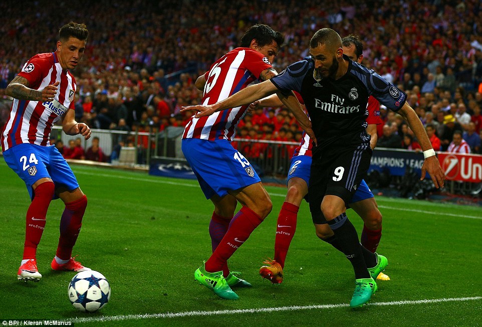 Pha qua người kinh điển của Benzema khiến Atletico vỡ vụn