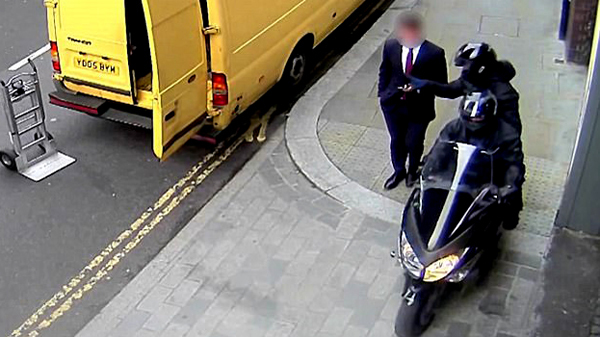 Bị cướp điện thoại nhanh như điện giật khi đi bộ trên vỉa hè