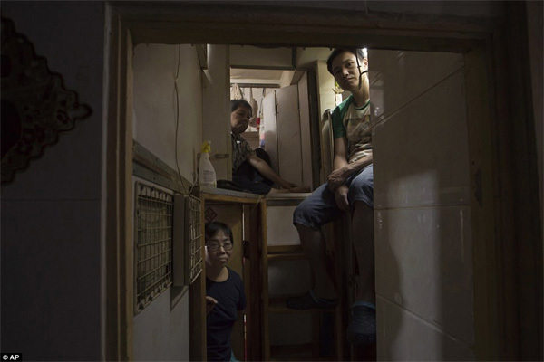 Hình ảnh khó tin trong khu nhà ổ chuột ở Hong Kong