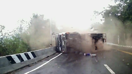 Xe tải lật trượt hàng trăm mét, lái xe máy thoát chết kỳ diệu