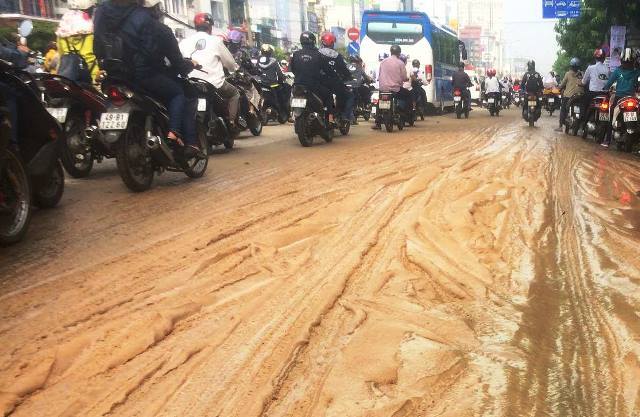 Cửa ngõ Sài Gòn biến thành 'đường làng', nhiều người té ngã