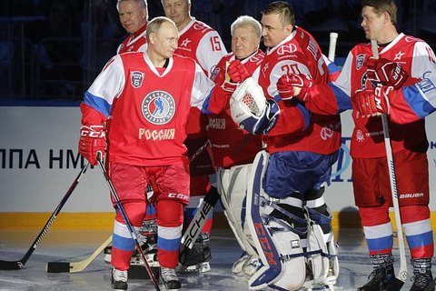 Tổng thống Nga Vladimir Putin ngã dúi dụi khi chơi khúc côn cầu
