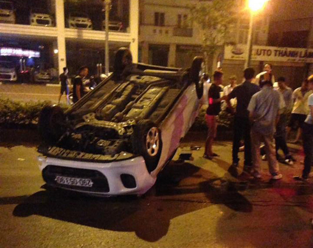 Lật xe, lộn nhiều vòng như phim hành động tại cầu Chương Dương