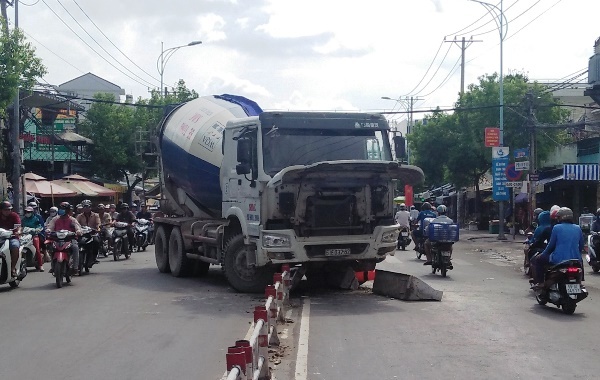 Cụ bà thoát chết hy hữu dưới gầm xe bồn ở Sài Gòn