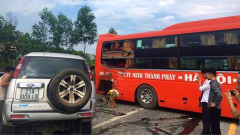 Xế hộp lấn làn phi thẳng xe khách trên cao tốc Hà Nội - Lào Cai