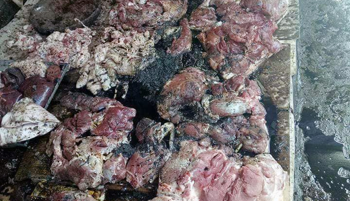 Bán rẻ thịt lợn nhà, người phụ nữ bị hắt dầu luyn trộn nước thải vào người