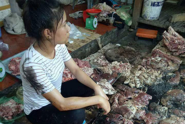 Bán thịt lợn giá rẻ, người phụ nữ bị hắt dầu luyn trộn chất thải vào người