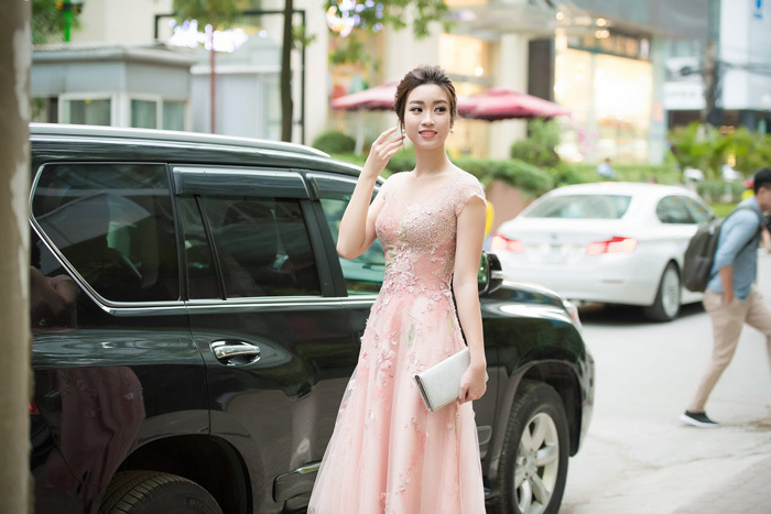 Hoa hậu Đỗ Mỹ Linh diện đầm xinh như công chúa
