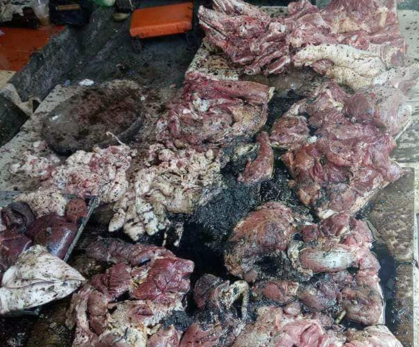 Bán rẻ thịt lợn nhà, người phụ nữ bị hắt dầu luyn trộn nước thải vào người