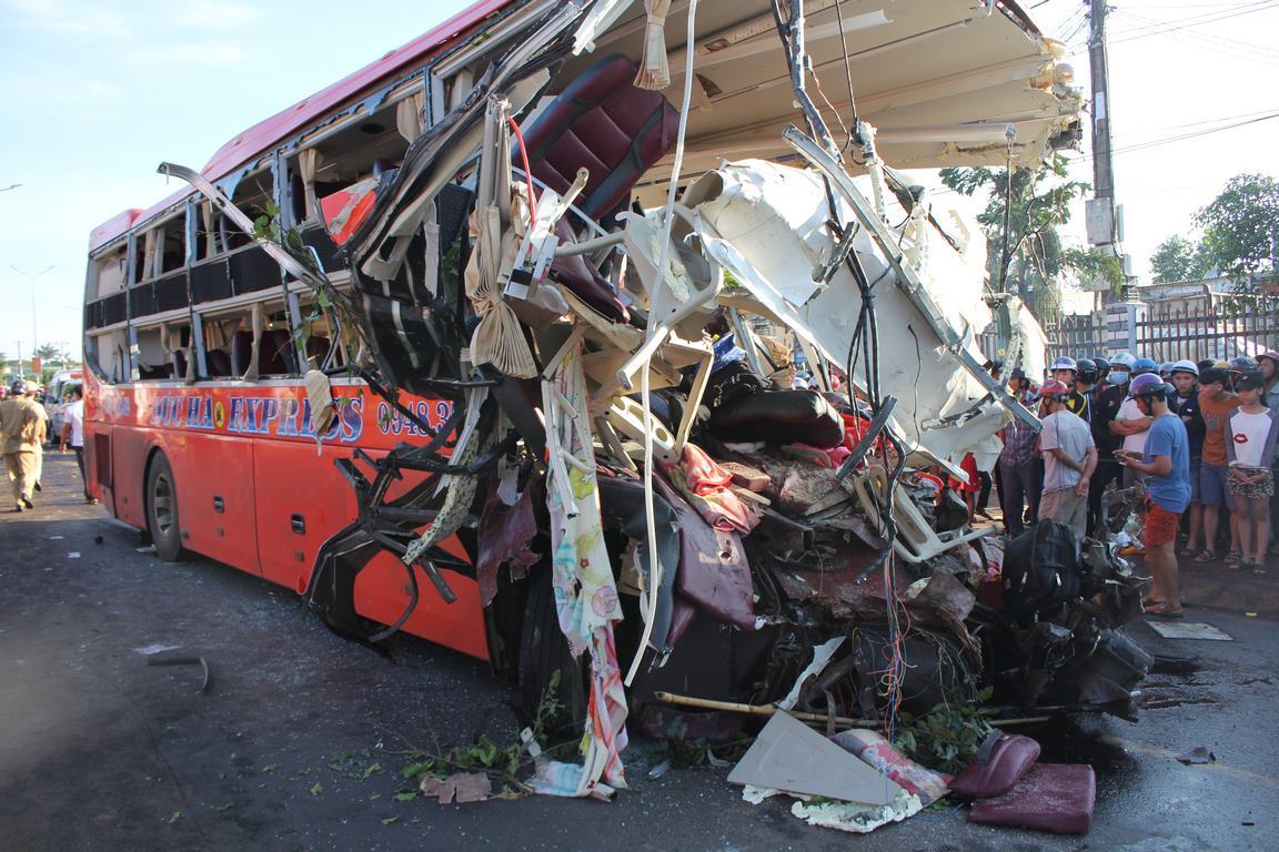 Tai nạn 13 người chết: Lái xe mới có bằng vài tháng