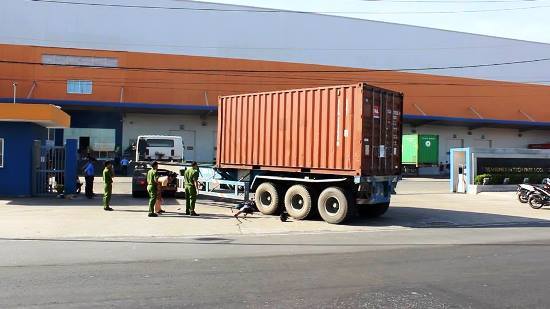 Container cuốn xe máy vào gầm, cán chết người đàn ông ở Sài Gòn