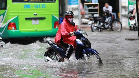 Hà Nội: Cả loạt phố lập tức ngập dưới mưa sầm sập