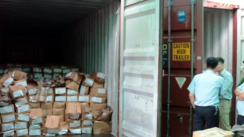 4 container chứa shisha và lá khát bị phát hiện