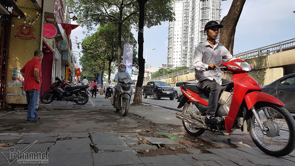 Xe máy lao lên, vỉa hè Hà Nội nát như tương