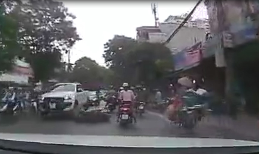 Người phụ nữ lái xe bon chen nhận ngay hậu quả