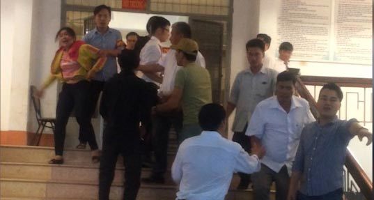 Người nhà bị hại rượt luật sư bị cáo chạy náo loạn sân tòa