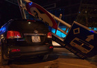 Hà Nội: Xế hộp mất lái đâm đổ cột biển BRT