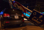 Hà Nội: Xế hộp mất lái đâm đổ cột biển BRT