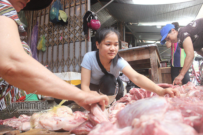 Bán thịt lợn rẻ bị hắt dầu luyn: Ác vì miếng ăn