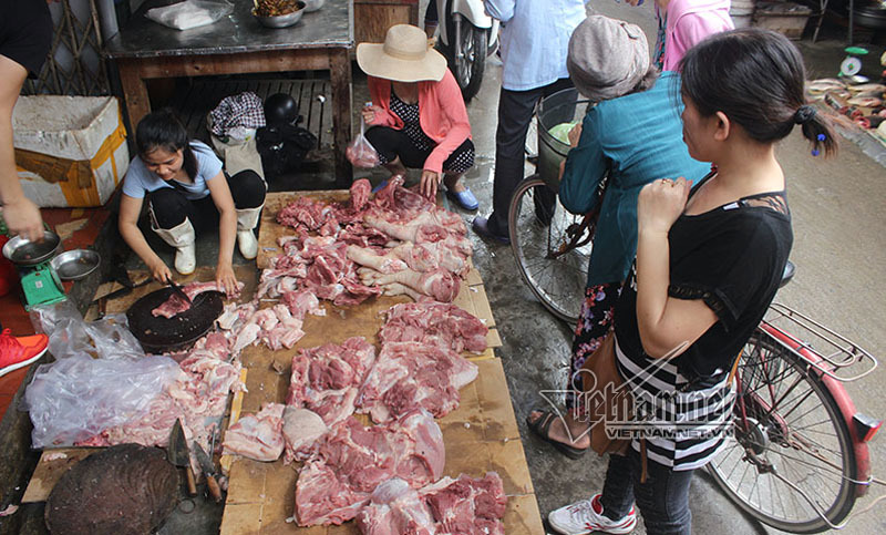 Thịt lợn rẻ bị hắt dầu luyn: Một công ty mua hết lợn cho chị Xuyến