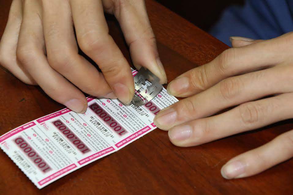 Hàng loạt cửa hàng 'sập bẫy' kẻ lừa thẻ cào điện thoại