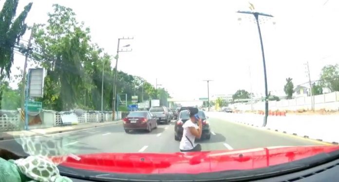 Nghe điện thoại lúc qua đường, người phụ nữ gặp tai nạn thảm khốc