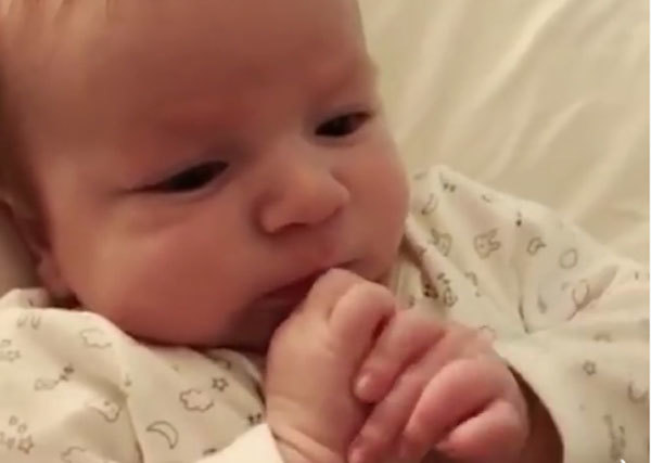 Chuyện khó tin: Bé 2 tháng tuổi biết nói