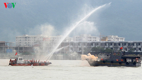 Hải quân Hoa Kỳ và Đà Nẵng diễn tập ứng phó sự cố tràn dầu trên sông