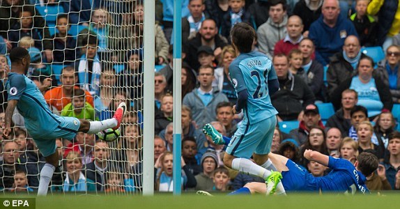 Thắng hú vía Leicester, Man City vào top 3