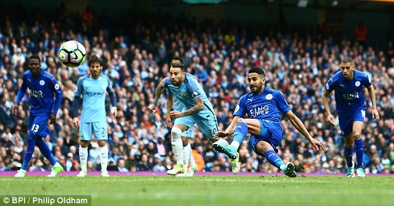 Pha đá penalty tệ hại của Mahrez khiến Leicester ôm hận