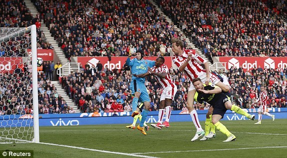 Trọng tài mờ mắt, Arsenal vẫn đại thắng Stoke