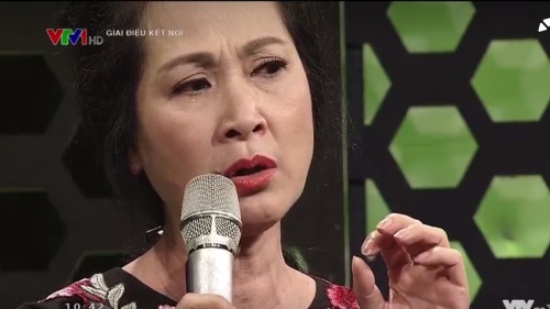 NSND Lan Hương rớm nước mắt khi bất ngờ được nhìn thấy con trai nơi xa xứ