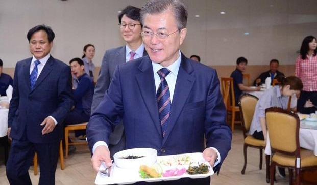 Tổng thống Hàn ăn cùng nhân viên ở căng-tin
