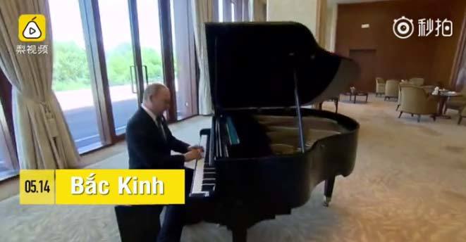 Ông Putin trổ tài chơi piano ở tư dinh của ông Tập Cận Bình