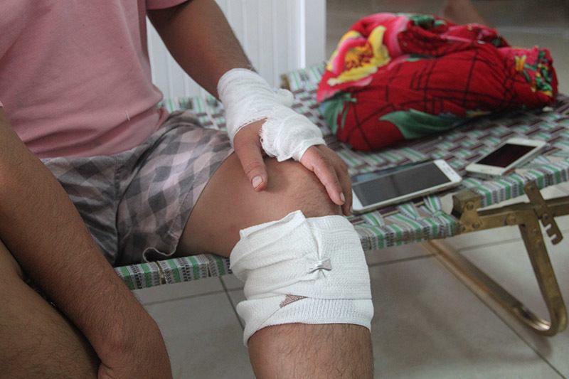 Con trai cán bộ y tế huyện đâm chém người